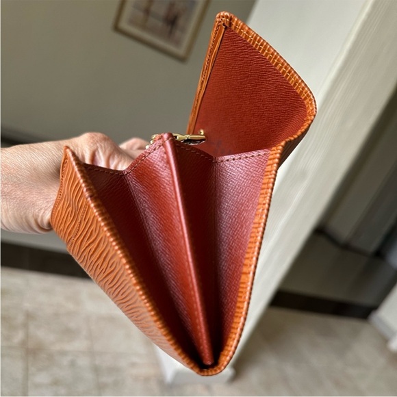 Louis Vuitton Cognac Epi Wallet Pristine - Picture 9 of 16